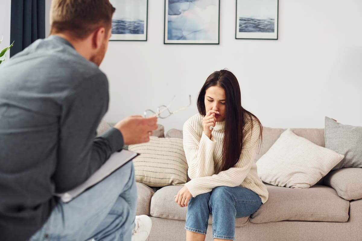 woman-talking-with-therapist-in-an-office-setting